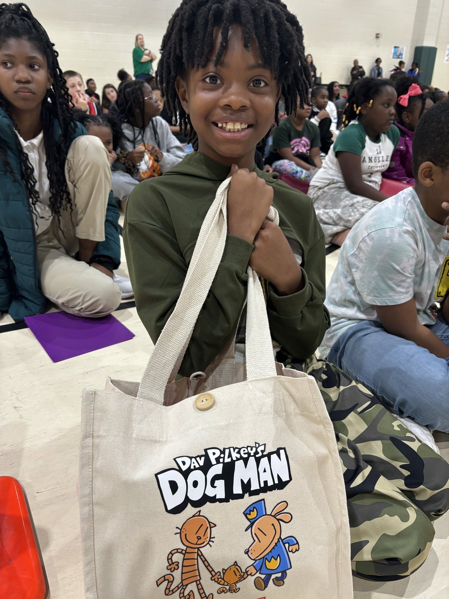 shebriej's tweet image. South Salem 4th and 5th grade Ss met bestselling author Dav Pilkey  Some of our readers took home gift bags and gift cards to grow their home libraries. Students left with a signed copy of his latest book, what an incredible EXPERIENCE for our NCS students! #NCSAchieves #E3