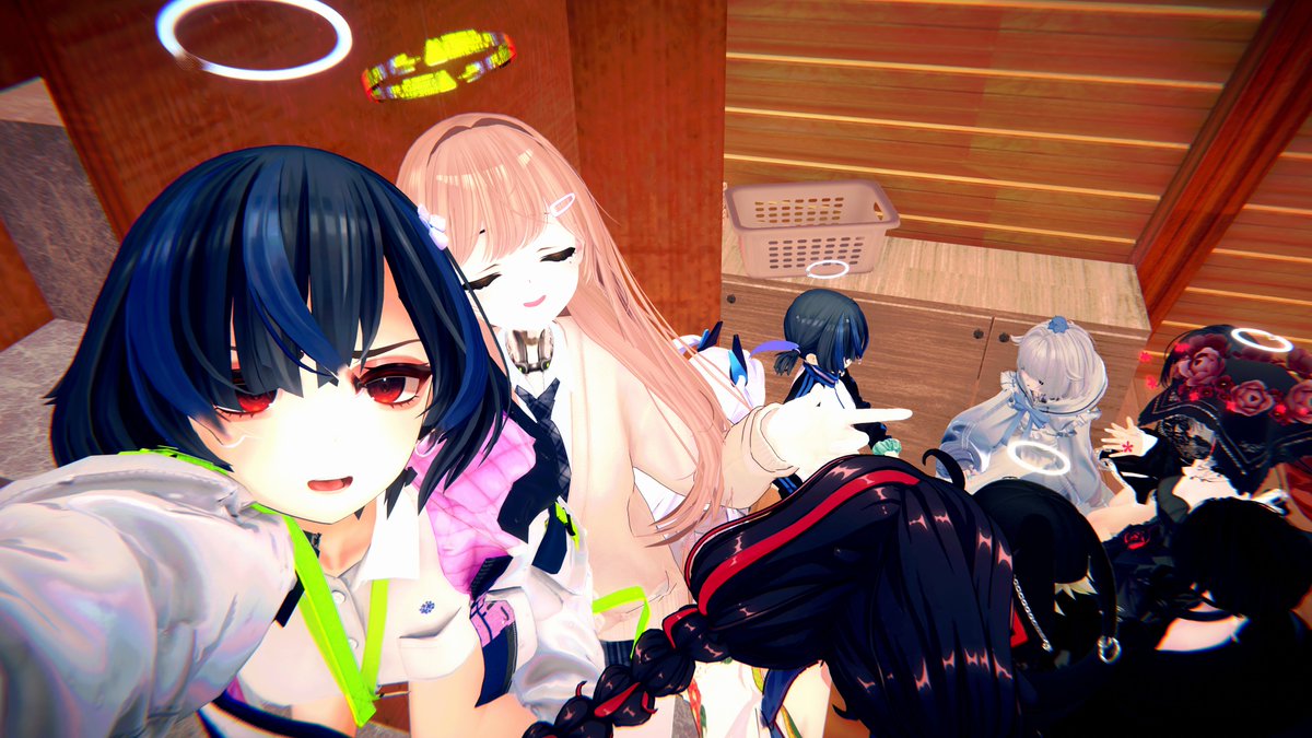 lazy_uni's tweet image. Tsunomakiさんにsendrequestもらってホイホイついてったら、kuromaruアバターっぽい人たちがぎゅうぎゅう詰めで談笑してたのでしずくさんに変装して潜入してみました
#vrc華夜？