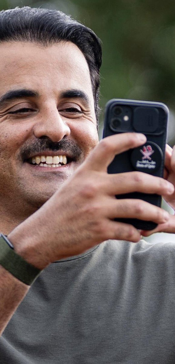 ابتسامة المفدى 
يتقدمها هيبة شعارِ #الوطن ..