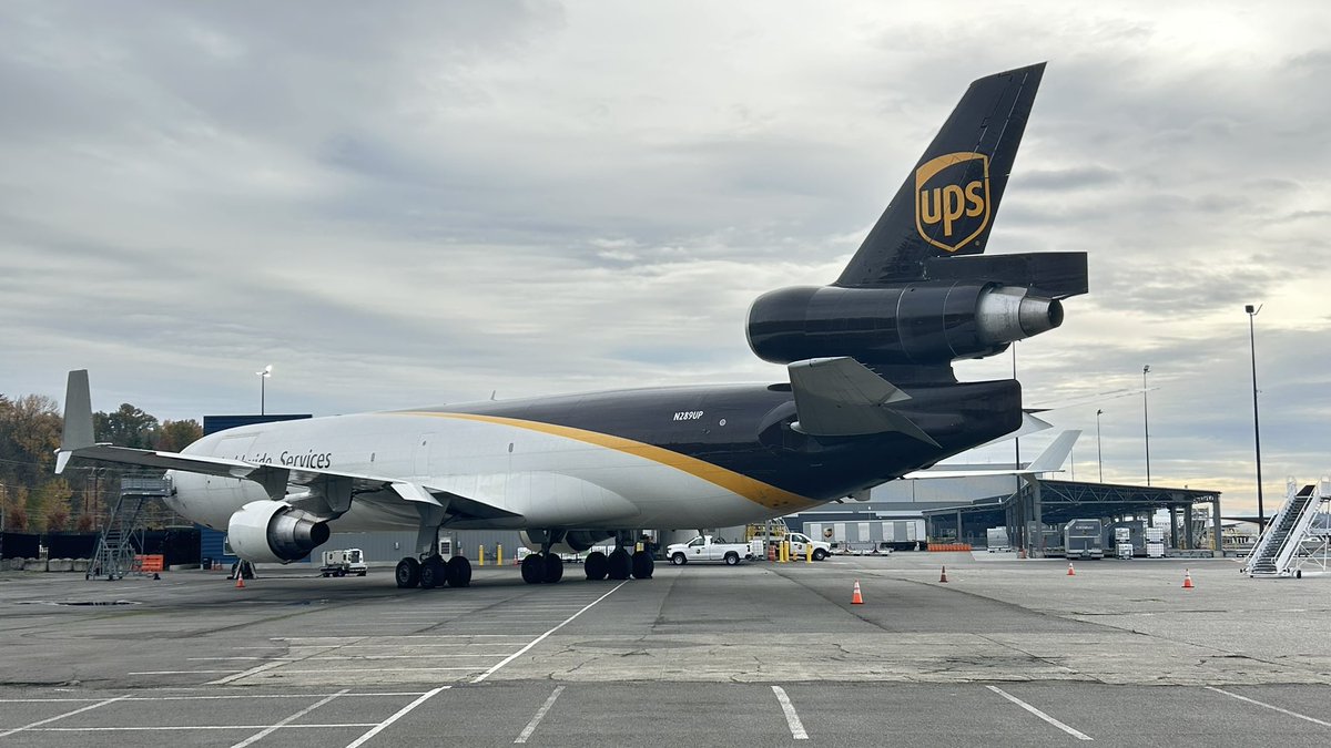 CCFOC1's tweet image. N289UP sitting sadly at Boeing Field today, presumably waiting on one final flight to the desert in the future.