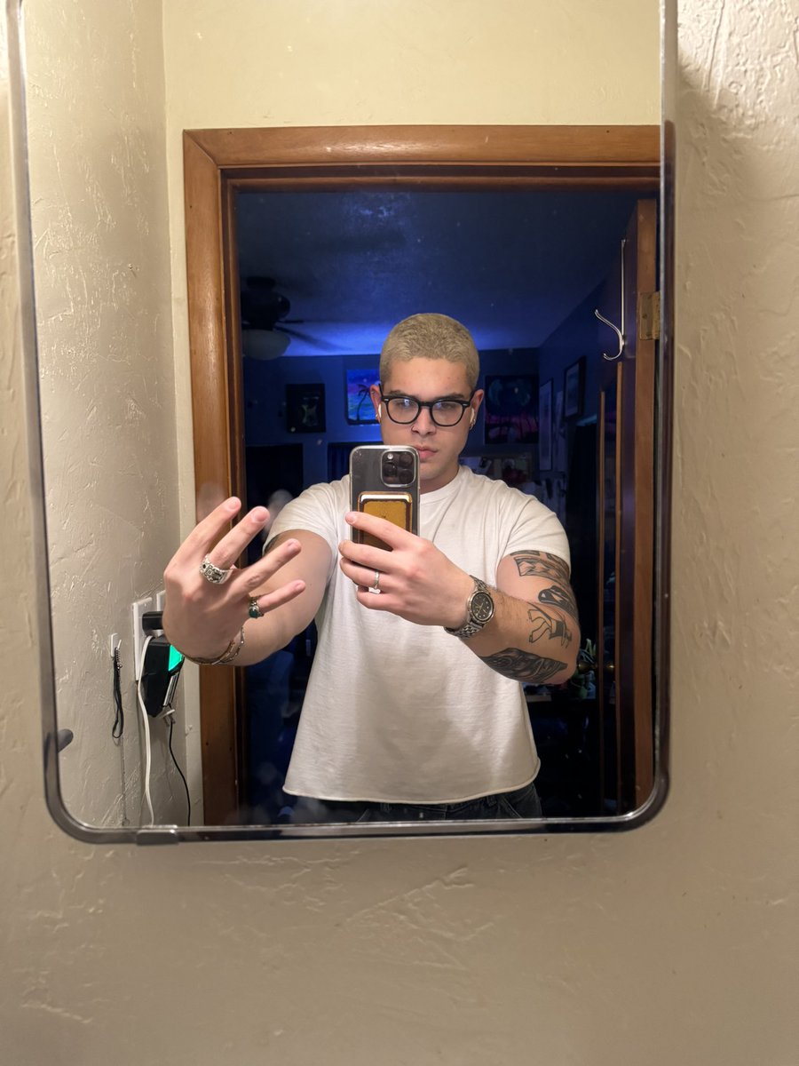 gavowillo's tweet photo. swagger down pat, call my shit patricia, anyways i’m getting ramen wish u were here https://t.co/9SEpKC314z