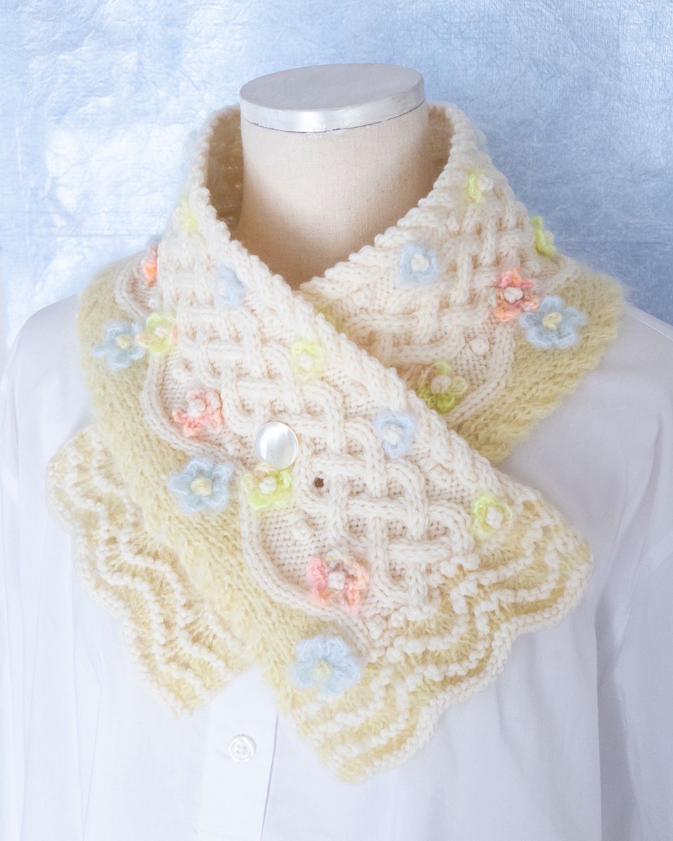 ✶編み物講座のお知らせ

NHKカルチャー『アラン模様とお花のミニマフラー』

○さいたま教室
・1/10、1/24、2/14(土)計３回　10:00〜12:30
→お申し込み受付：11/26(水) 9:30〜

アラン模様に、レモン色のモヘヤとお花の組み合わせ🍋🌷
大きめのボタンにより、一巻きで素敵なミニマフラーです。