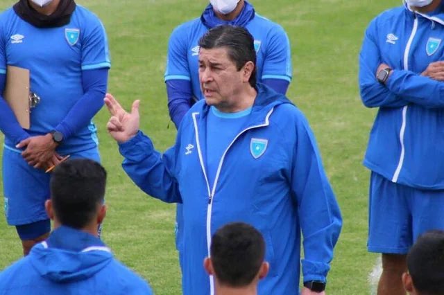 En una decisión que tiene mucho sentido, la Federación de Guatemala le ha propuesto la renovación a Luis Fernando Tena. El técnico mexicano ha pedido responder hasta el arranque del próximo año. Pero me cuentan que el interés por continuar es mutuo.