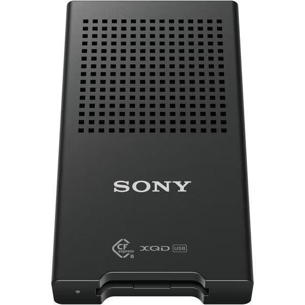 porcoro33816057's tweet photo. EOS R1のファームウェアアップデートの件

メモリーカードをR5 Mark IIに挿してたのと入れ替えてやってみたらOK👍
R1に挿してたメモリーカードに古いファームウェアが残ってるのが原因らしい🤔

でも、エクスプローラーからは見えぬ😅
というわけでリーダーライター💸💸💸
#CFexpress
#CANON
#SONY https://t.co/X6WuFnxOrE