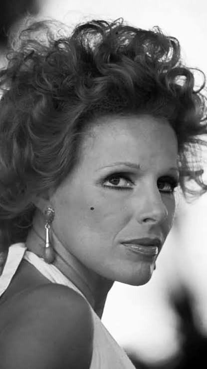 iosonocarrara's tweet image. Sei stata tante cose, tra cui bellissima.
#OrnellaVanoni