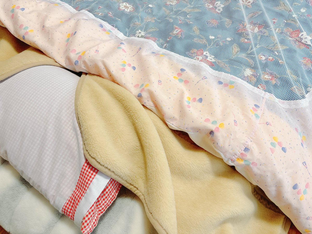 nappydisney's tweet image. 数日前から新潟の田舎へ来てます❄️
初雪も降って今日は雨☔️
時空が歪んで未だ昭和な物を普通に使ってるからちょいちょい可愛い🥰
ファンシーな掛け布団カバー🩷💚💙💛
枕カバーもギンガムチェックって可愛くて(中身は蕎麦殻)