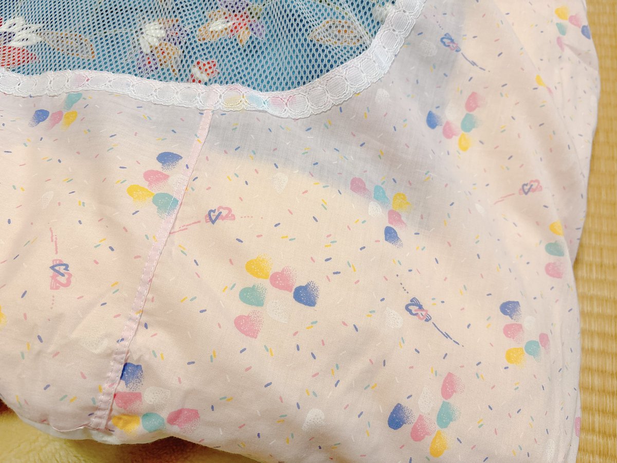 nappydisney's tweet image. 数日前から新潟の田舎へ来てます❄️
初雪も降って今日は雨☔️
時空が歪んで未だ昭和な物を普通に使ってるからちょいちょい可愛い🥰
ファンシーな掛け布団カバー🩷💚💙💛
枕カバーもギンガムチェックって可愛くて(中身は蕎麦殻)