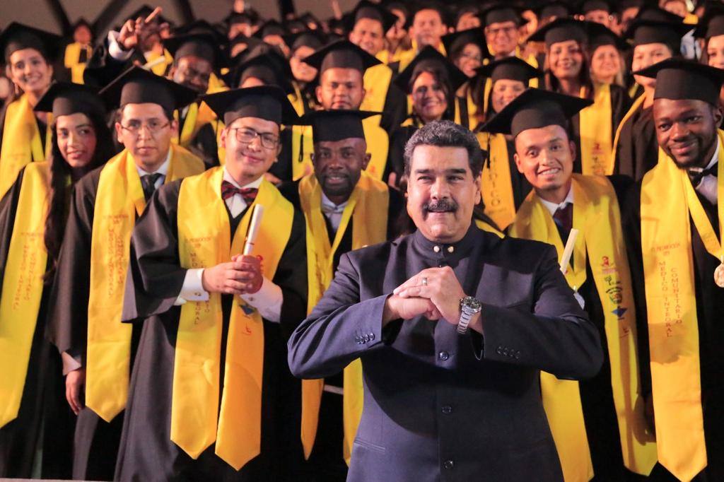 Joseanperdomo's tweet image. 🎓🇻🇪 La juventud #venezolana tomó las calles este 21 de noviembre para conmemorar el Día del Estudiante Universitario, reafirmando su papel histórico como fuerza transformadora y defensora de la democracia y la soberanía nacional.  

#Venezuela
#ComunaONada 
#EXPoesía2025