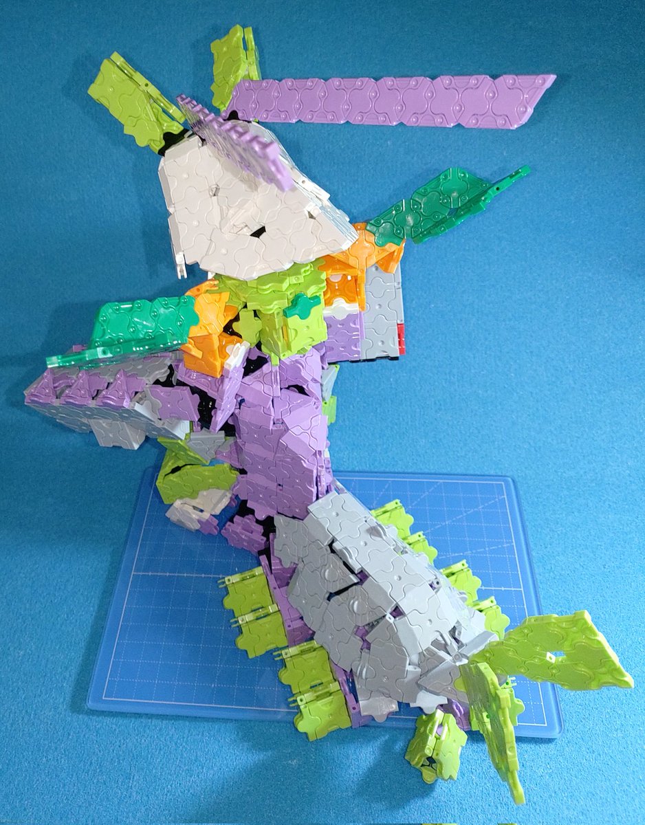 FhNuv2lfQBf2TMH's tweet image. #LaQ
脚部
足と胴が分割されてるっぽく見える様に調整した。
中の強度上げたり接地面も広くなったから腕の軽量化要らなかったかも。