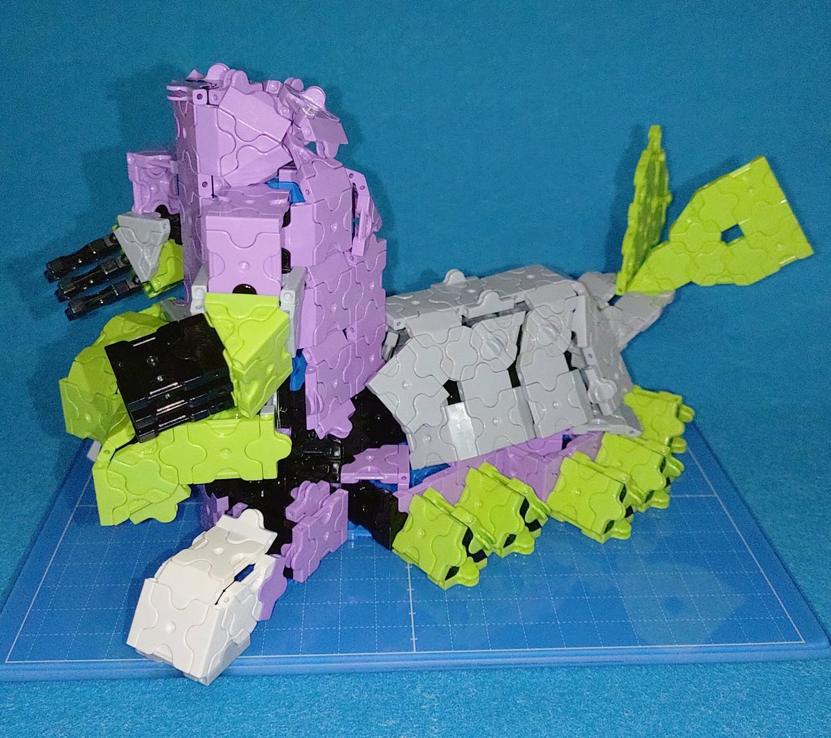 FhNuv2lfQBf2TMH's tweet image. #LaQ
脚部
足と胴が分割されてるっぽく見える様に調整した。
中の強度上げたり接地面も広くなったから腕の軽量化要らなかったかも。