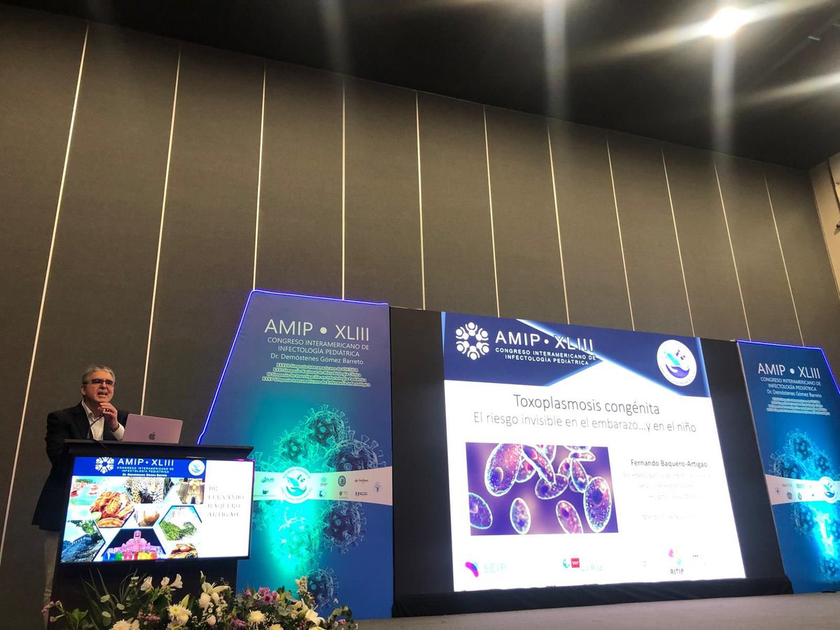 Fernando Baquero, nuestro presidente de la SEIP, junto a Rolando Ulloa (Costa Rica), Napoleón Saldaña (México) y Francisco Otero, presidente de AMIP. Un encuentro enriquecedor que fortalece los lazos internacionales en infectología pediátrica.