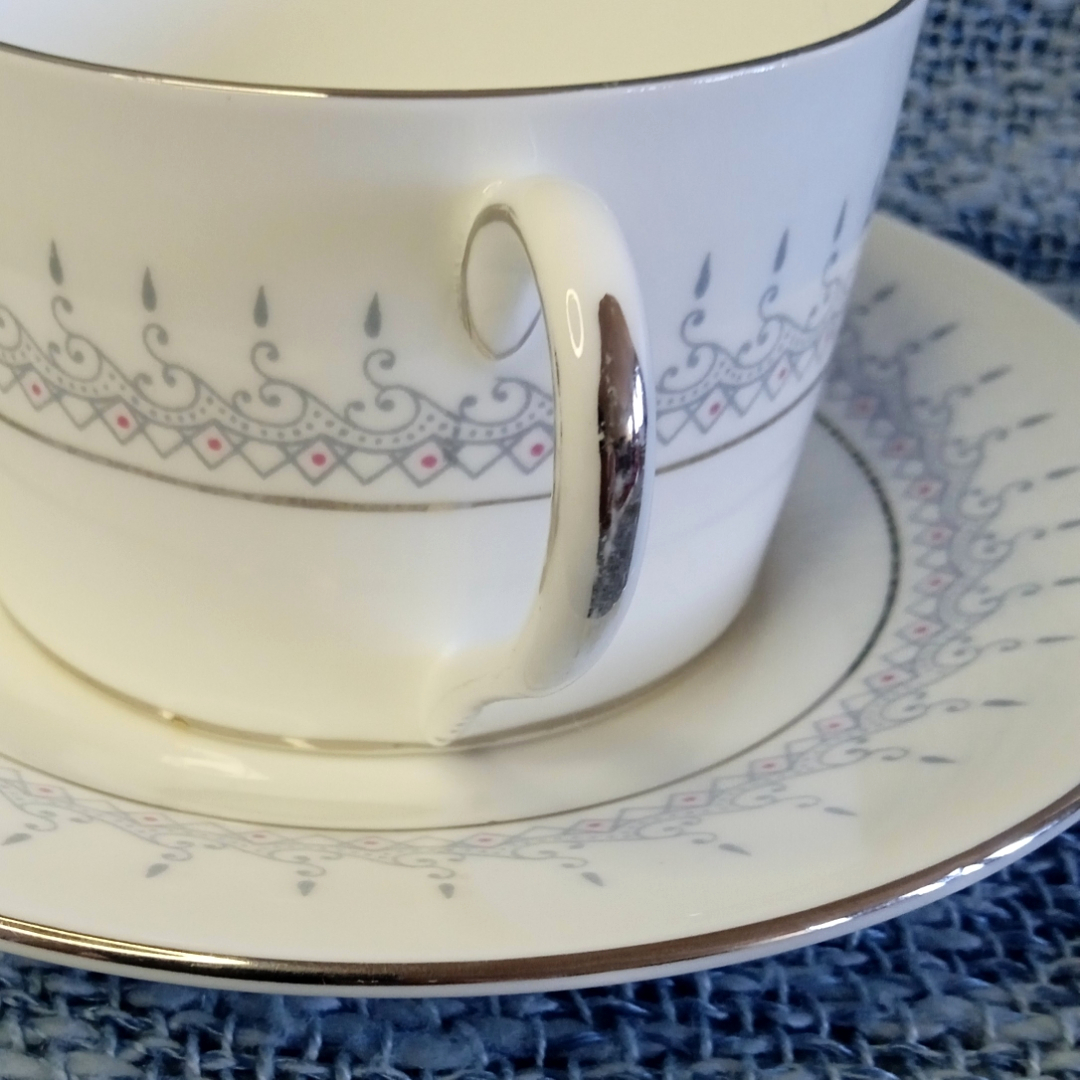 tiendarandomcl's tweet photo. Fino juego de taza y plato de porcelana modelo "Avon", de los años 60. Fabricado en Inglaterra por Coalport, empresa establecida en el siglo XVIII, conserva sus colores y elegante borde plateado.
Envío a todo Chile 🇨🇱
https://t.co/aRXtPEtxBJ https://t.co/5viAq4BaHA