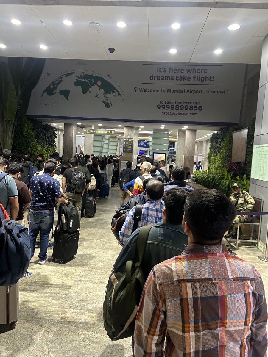 _nirajshah's tweet image. Security line at 5 am in Mumbai .. crazy travel period