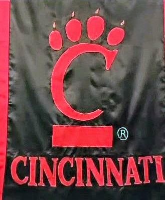 Let's fold them Cards tonight!! 🐾😤
#bearcats