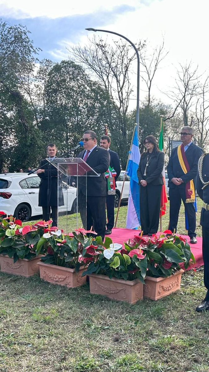 TSiHonduras's tweet photo. 🇭🇳🇮🇹 Autoridades hondureñas inauguraron el 'Parque Honduras' en Roma, espacio para la comunidad hondureña en la ciudad.  

La iniciativa y coordinación estuvo a cargo del Embajador de Honduras en Italia, Ernesto Pumpo en colaboración con Comune di Roma y la Cancillería Italiana. https://t.co/VN7linY1I1