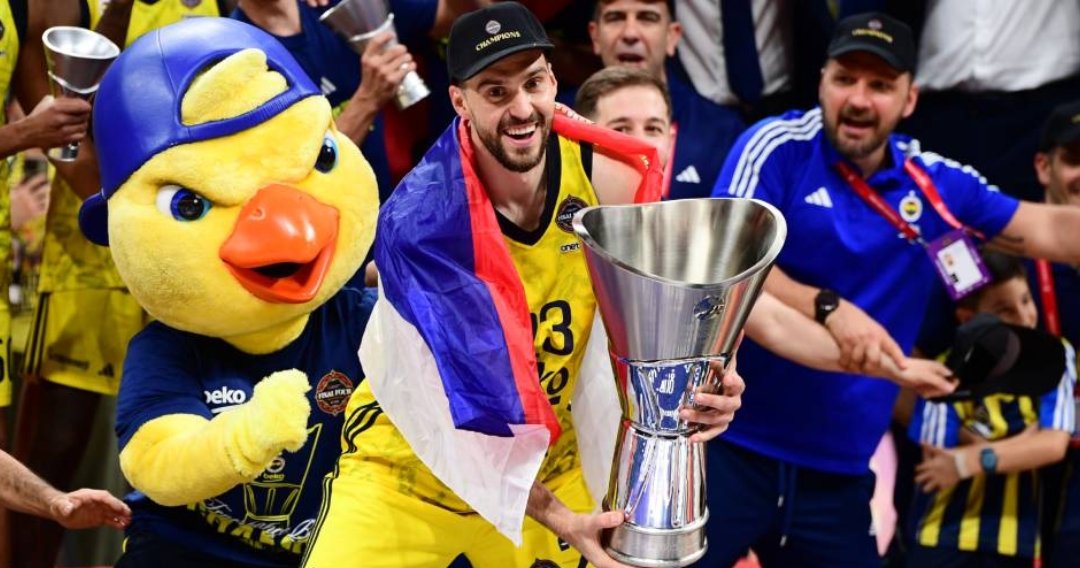 Altı ay evvel Euroleague kupasını Sırp bayrağıyla beraber kaldırdık. Her geldiğinizde güzel ağırlandınız. Zeljko sürekli onore ediliyor. Millet burada Bogdan'a Marko'ya tapıyor. İnsan bize karşı o paçavrayı açmaya utanır ulan. <a href="/PartizanBC/">KK Partizan Mozzart Bet</a>