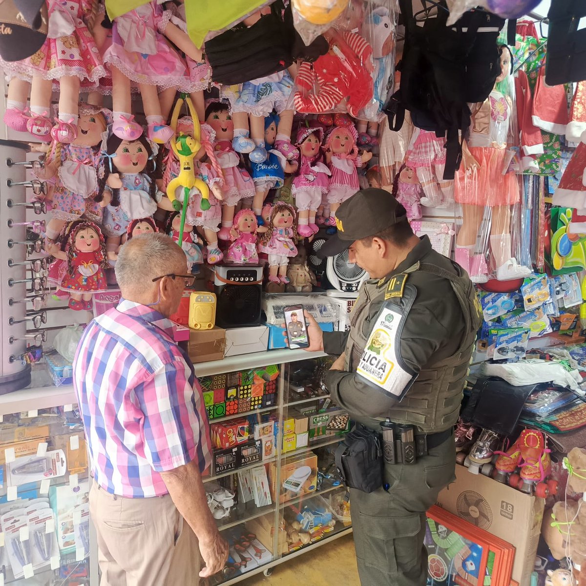 ¡Juguetes Seguros, Niños Felices! En #Arauca, seguimos informando a la comunidad sobre la compra legal de juguetería. Recuerda: comprar legal es garantizar la calidad y seguridad de nuestros niños.