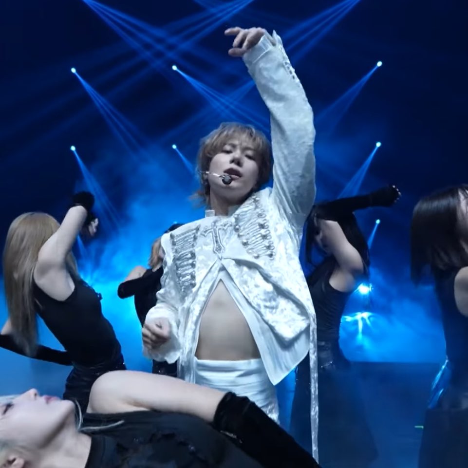 bunnyjiyong's tweet image. OH GODMIN