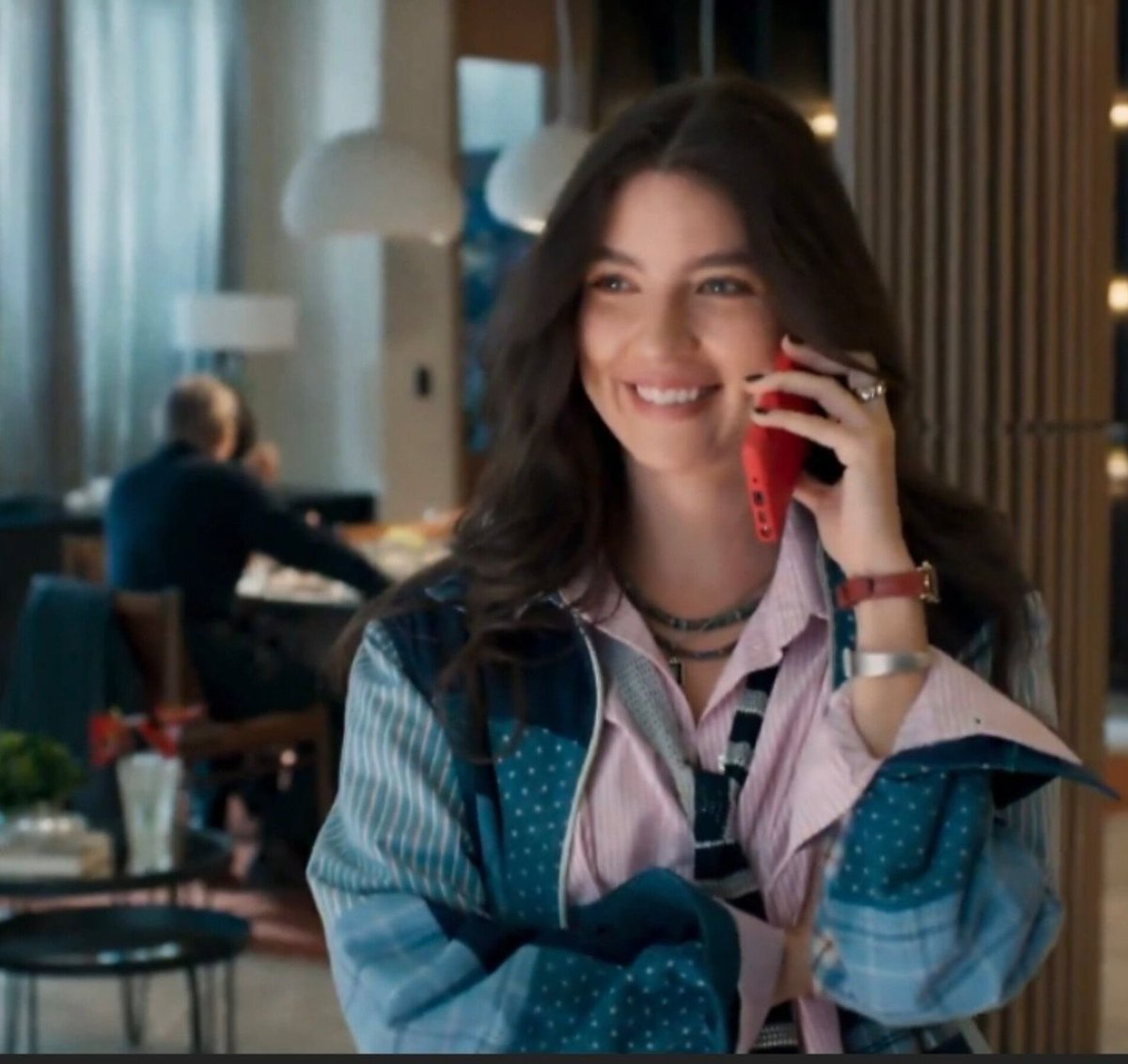 easyftwz's tweet image. no meio do jantar a lorena vai receber os bombons da juquinha e vai ligar pra ela pra agradecer com essa carinha aqui 😭