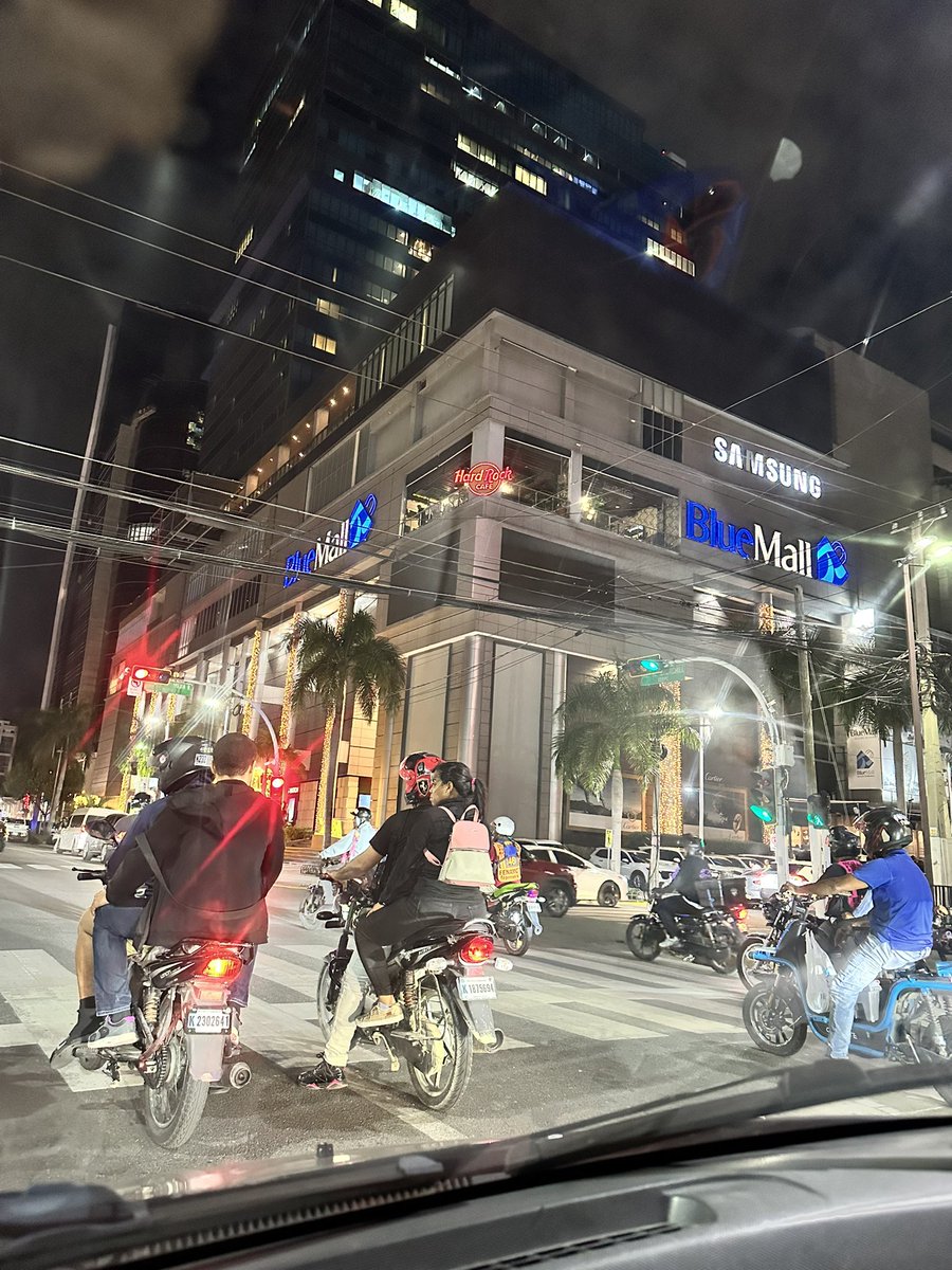 LizarizJimenez's tweet image. Es como Miami pero con concho y cables en el medio.