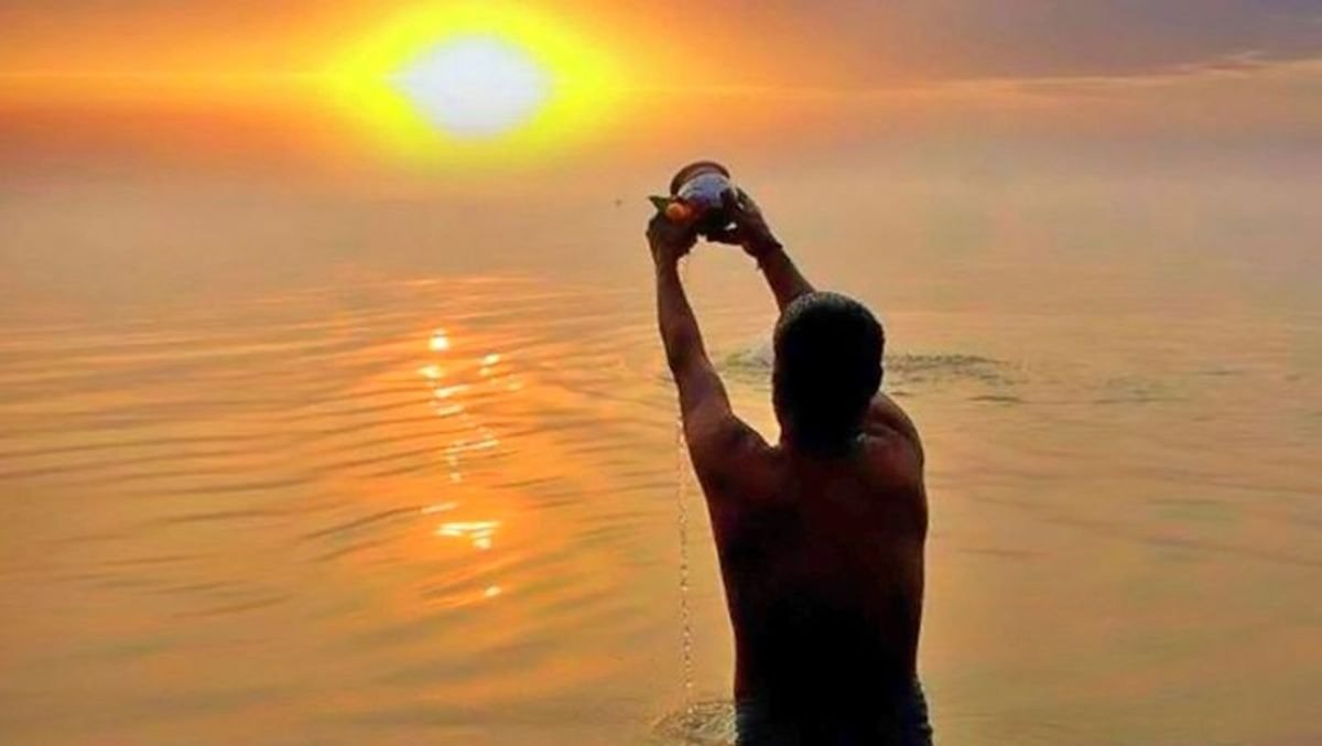 हृदय से जो दिया जा सकता है , वो 
            हाथों से नहीं ।
और जो मौन से कहा जा सकता है ,
             वो शब्दों से नहीं।
                  #सुप्रभात