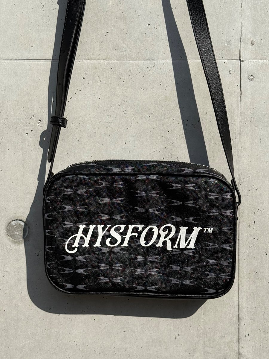 vertical_garage's tweet image. 【HYSFORM】本日発売❤️‍🔥
2025 FALL / WINTER COLLECTION

■ITEM LINE-UP
CREST MINI SHOULDER BAG
PRICE：¥9,900 tax-in
COLOR：Black
SIZE：Free

x.gd/0yB3oi

@ballistik_fext
@hysformofficial 
#BALLISTIKBOYZ
#HYSFORM