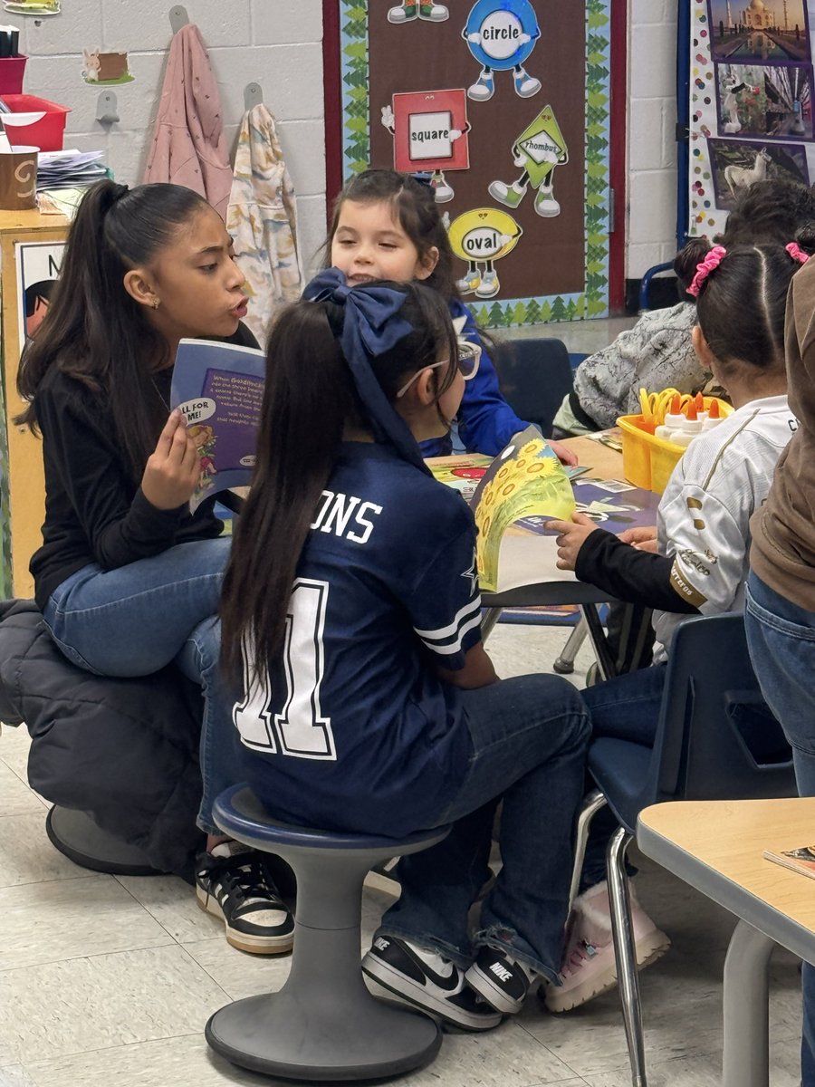 IAguilar_CES's tweet image. Seeing my 4th graders read to PK students is so cute! #buddyreading #CampestreCobras #SISDWay #bulldognation @Campestre_ES