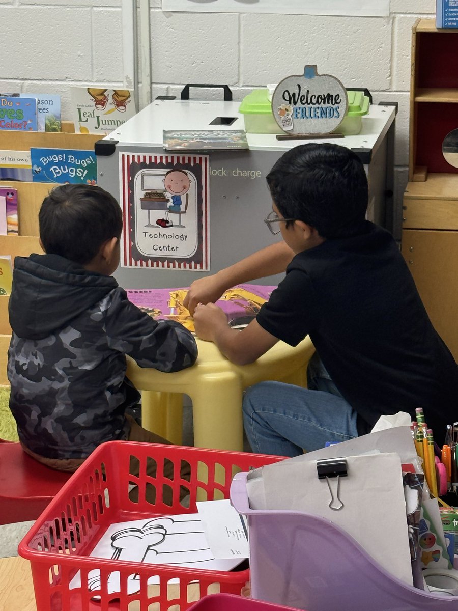 IAguilar_CES's tweet image. Seeing my 4th graders read to PK students is so cute! #buddyreading #CampestreCobras #SISDWay #bulldognation @Campestre_ES