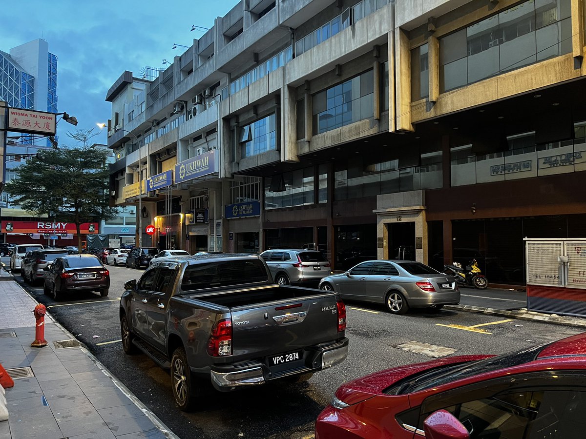 おはようございます☀
写真はKLのホテル横の路地裏です。

今回のスタートアップウィーケンドは僕のアイデアに賛同してくれた4人チームで戦うことになりました。

チームリーダーとして優勝目指して頑張ります！