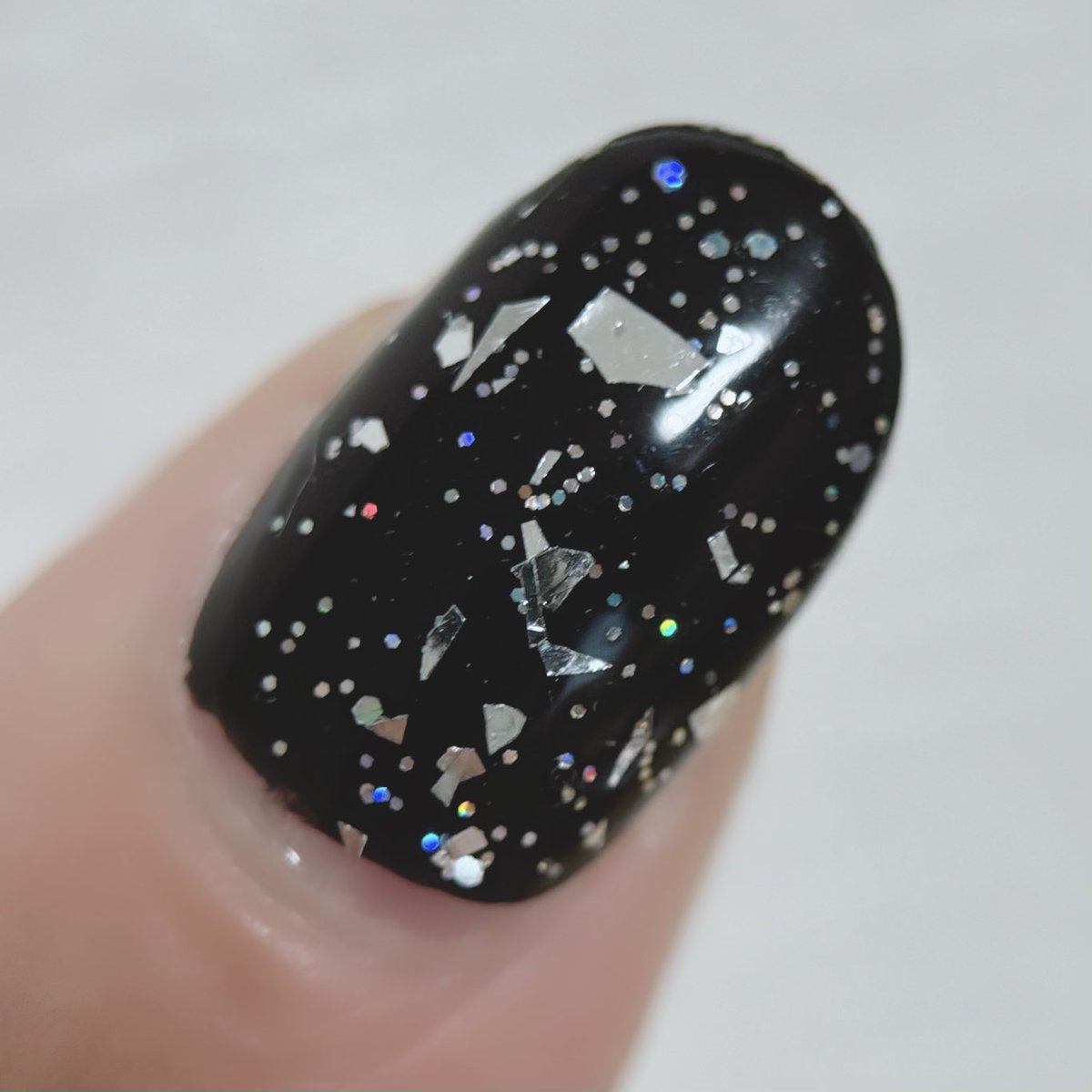 《使用色》
TMマニキュア　ブラック
キャンメイク　N104 スペースシップ

黒のギラギラのネイルをしたかった…！！
スペースシップのレインボーラメとシルバーホロのギラギラがほんとに眩しくて好き。

#セルフネイル