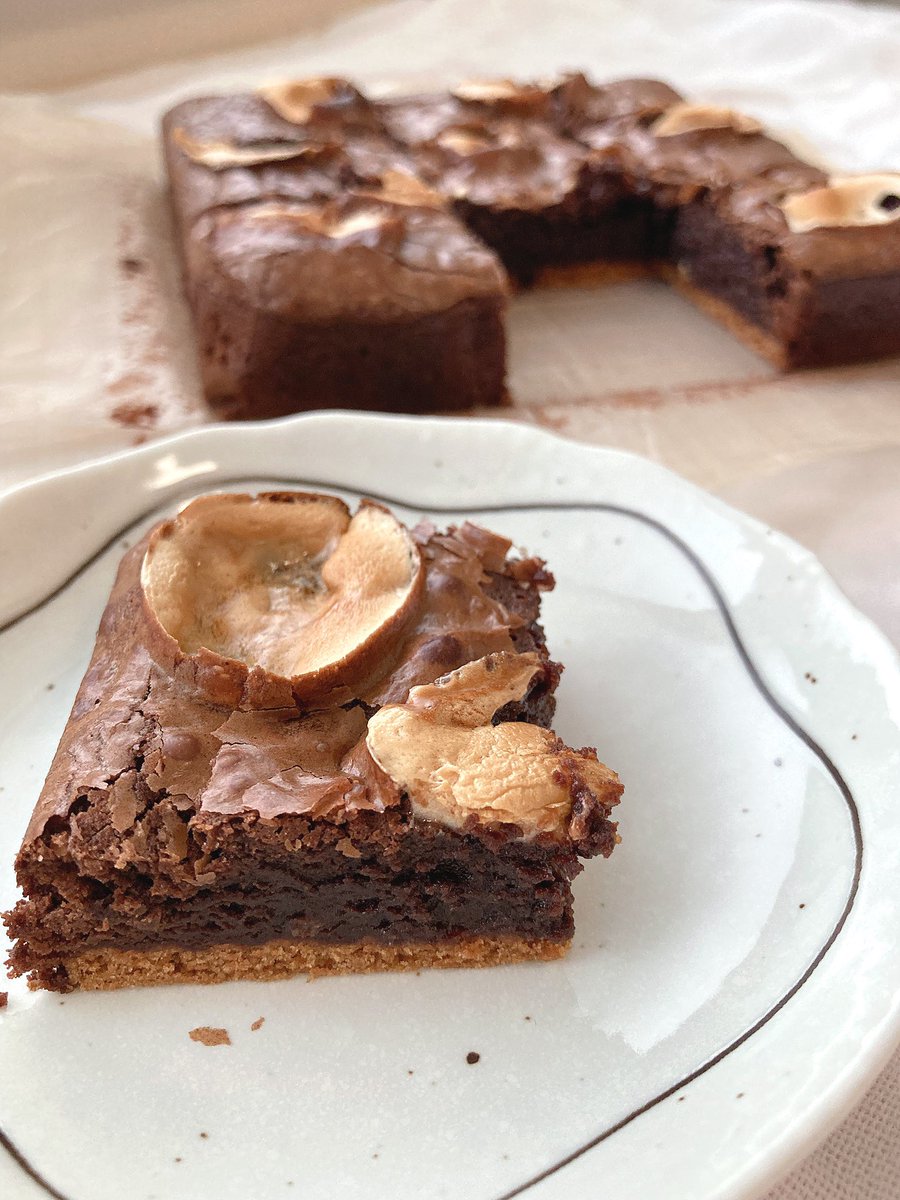 moca308's tweet image. 前回ブラウニーのボトムにビスコフを敷くようになってからハマり、プラスαで今回はマシュマロをのせてみたけどバナナのようにしか見えない仕上がりになってしまい残念。
#baking #brownies #お菓子作り #ブラウニー