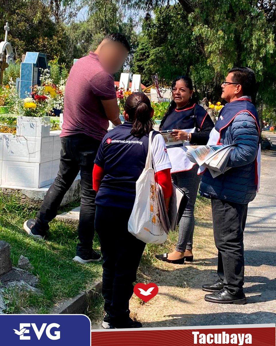 UnivMx's tweet image. El pasado #2denoviembre, la #EVG visitó panteones de la capital y de los estados del país para acompañar a quienes enfrentan el #dolor de la #pérdida. 🙌🏻⛑

A través del Proyecto Consolador, los voluntarios compartieron una palabra de fe, un abrazo sincero y la certeza de que