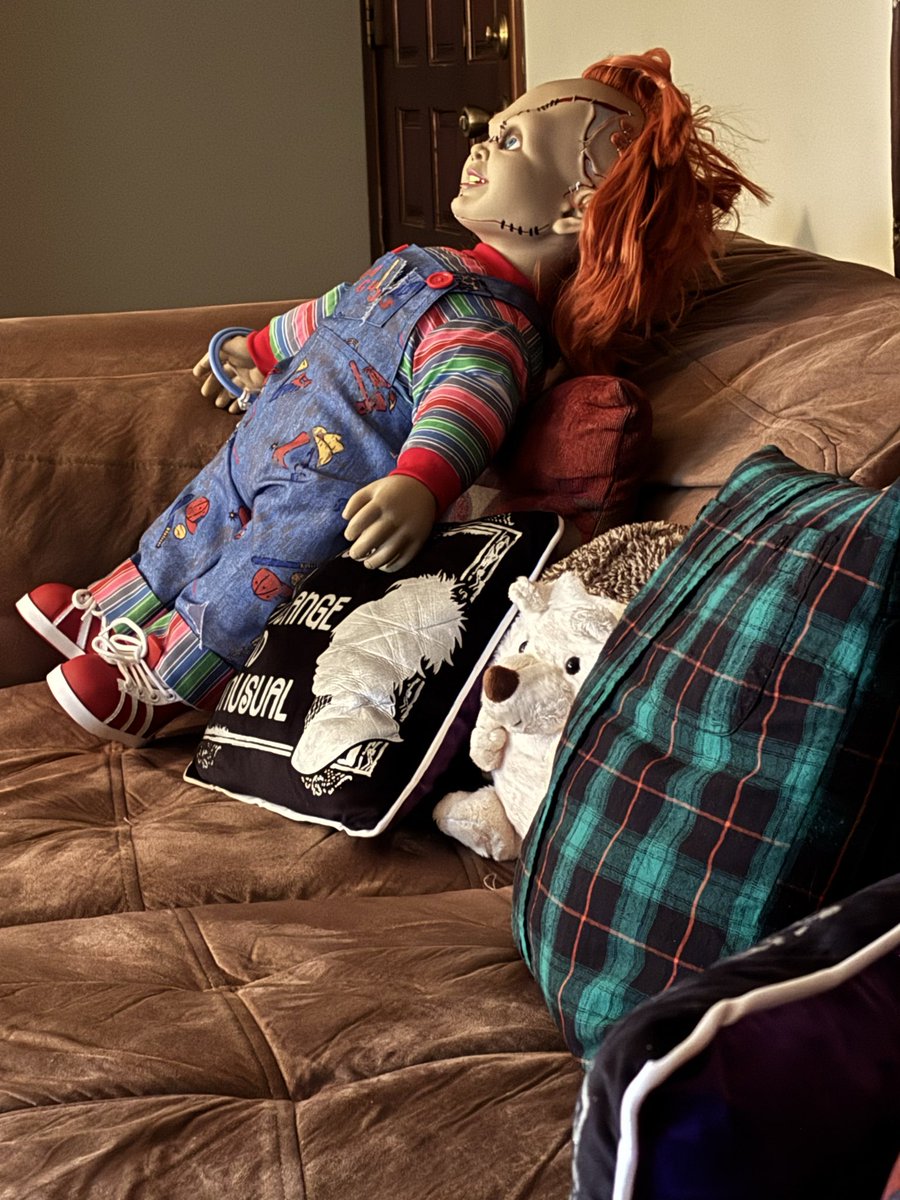 Got my chucky doll from <a href="/ImBrandonFarris/">Brandon Farris</a>. It’s like an early bday gift! I was asked to remove it from the living room cuz it’s ‘creepy’. So he’s naturally going to stay right where he is. <a href="/camerondomasky/">Cameron Domasky</a>