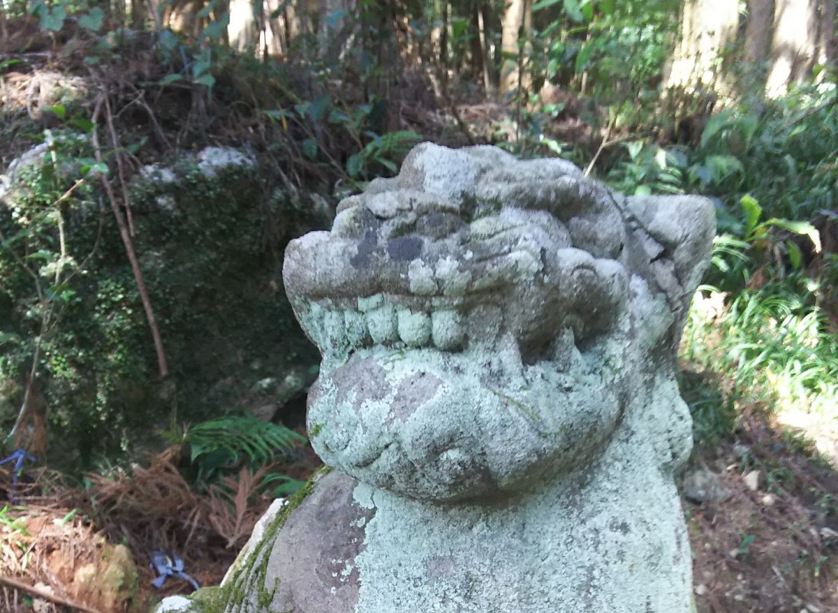 だぁれが口だけオバケやねん！」 #狛犬 喋り過ぎなんじゃないの