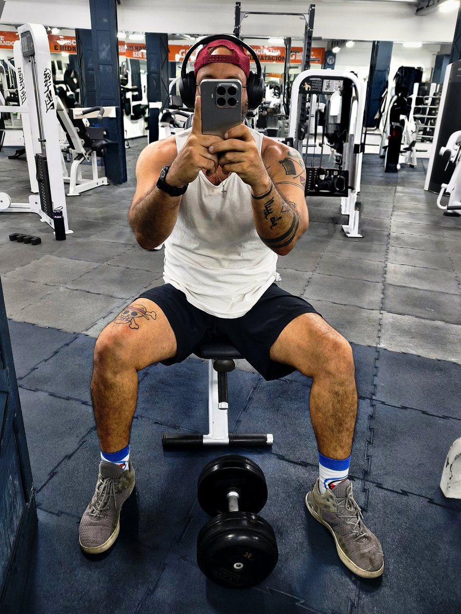 AbogadoFeroz's tweet photo. El chasis se mejora en el gym, el motor en la mente. Máquina completa. #ViernesDeMotivacion #Gym #Selfit https://t.co/lyxfTsoi9P