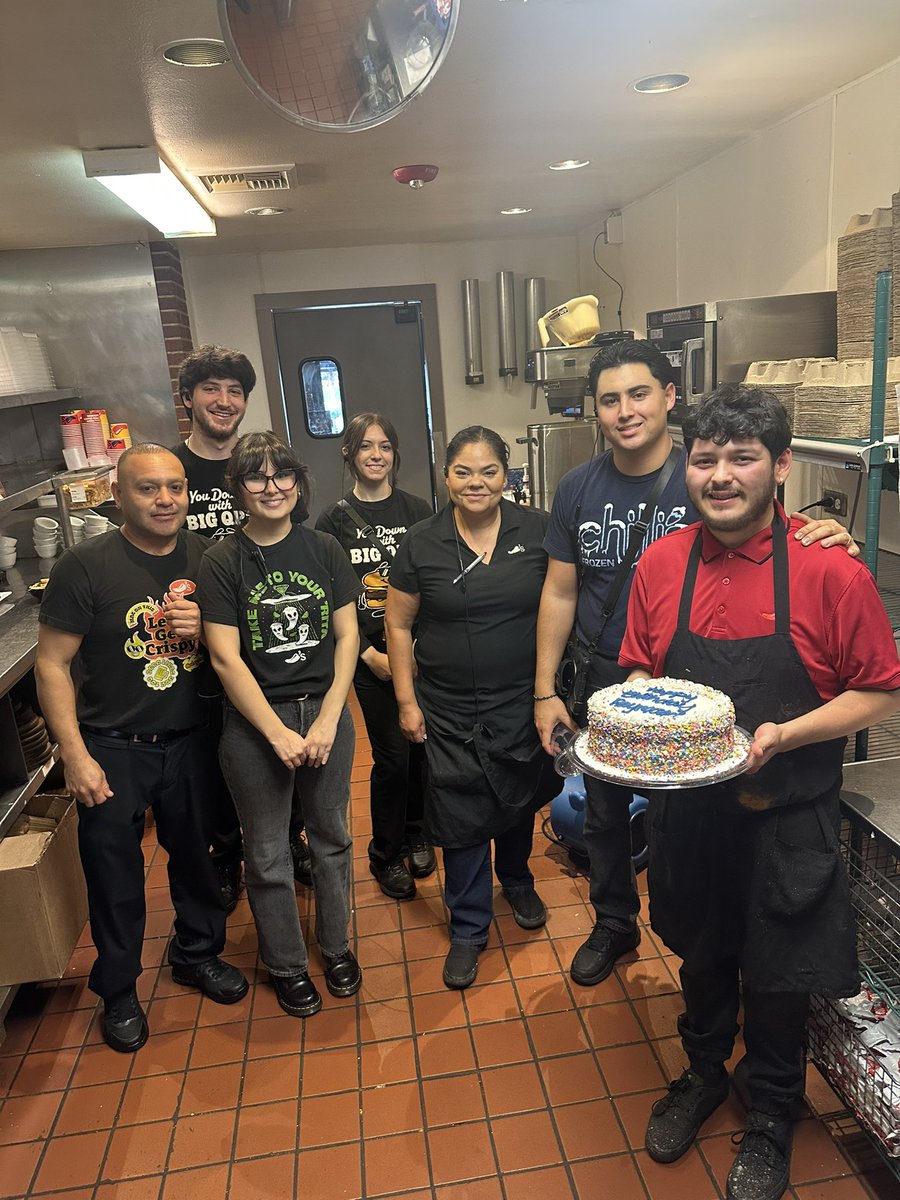DeannaOrlando's tweet image. When you work on your birthday we have to make sure you feel appreciated!! Happy Birthday Raymond. #chilislove