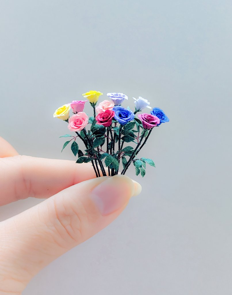 tete_shigoto's tweet image. 刺繍糸だけで作ったカラフルなバラの花束✾
トゲも固めた刺繍糸で出来てるから触っても痛くないよ