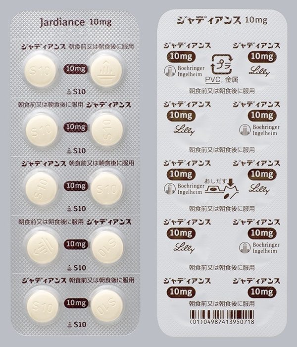 XAUUSD_Tokyo's tweet photo. 💊フォシーガ（ダパグリフロジン）とジャディアンス（エンパグリフロジン）の違い
⇨両者ともSGLT2（ナトリウム・グルコース共輸送体2）阻害薬であり、腎尿細管におけるSGLT2を阻害することによってグルコースの再吸収を抑制し、尿中への排泄を促進し、血糖値を低下させる作用機序である。

✅薬物動態
●フォシーガ
血中半減期が約12.9時間であり、長時間にわたり作用を示す。
●ジャディアンス
血中半減期が約10〜12時間とされるが、SGLT2に対する選択性がより高いことが特徴である。また、SGLT1阻害作用がほとんどなく、これが心血管系に対する特異的な効果に寄与している可能性がある。

✅薬理学的な選択性
●ジャディアンス
SGLT2選択性が高く、SGLT1への影響が少ないため、心不全や心血管疾患のリスク低減においてより多くの臨床データが示されている。
●フォシーガ
若干SGLT1阻害作用も持ち、腸管でのグルコース吸収に若干の影響を及ぼす可能性がある。

✅心腎保護効果
●ジャディアンス
大規模な臨床試験で心不全の悪化抑制や心血管死亡率低下に有効性が示されており、その薬理学的プロファイルがこれを支持する。
●フォシーガ
同様の効果が認められているものの、臨床エビデンスの蓄積はやや劣る。

✅副作用
両薬ともに類似しているが、選択性の違いから軽微な消化器症状や感染症の発症頻度に差異が報告されている。

☝️まとめ
●ジャディアンス
高選択性のSGLT2阻害により心腎保護作用が強調される薬理学的特徴を持つ。
●フォシーガ
若干のSGLT1阻害を伴い、体重減少効果がやや強い一方で服用の自由度が高い特性を持つ。
このため、各薬剤の薬理学的特徴を考慮して患者の状態に応じた使い分けがなされる。