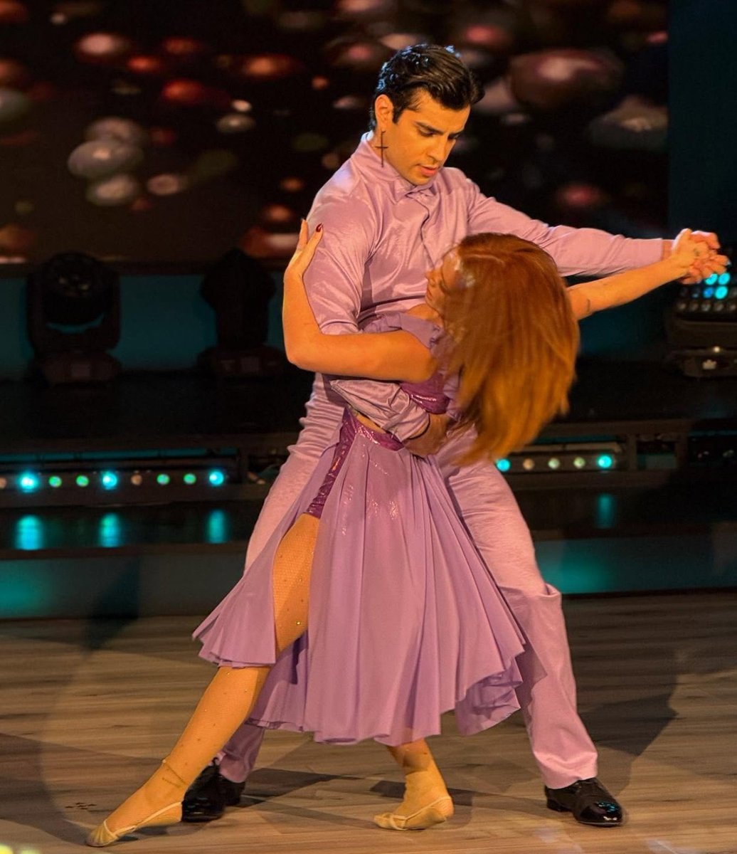 22298jk's tweet image. el aaron me voltea a ver así y le pregunto que somos