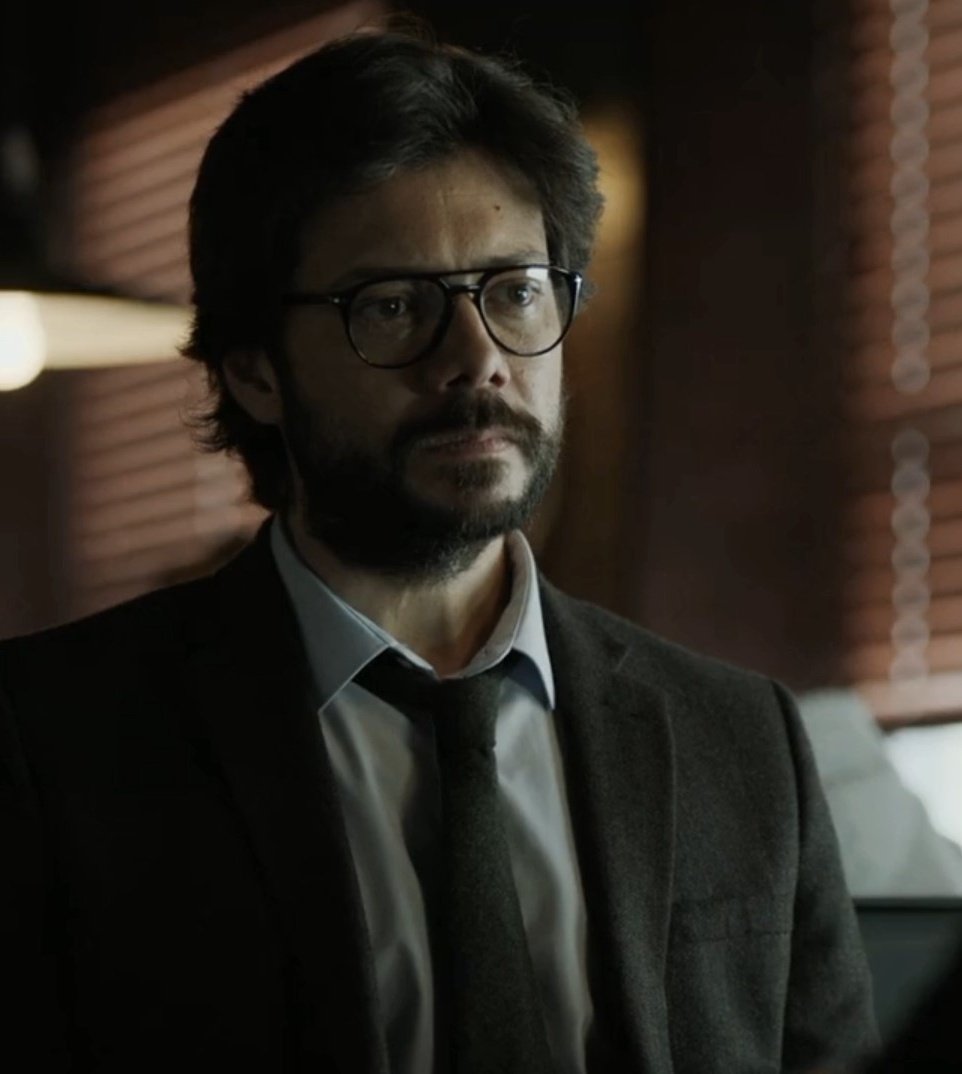 justlivmarie's tweet image. Ok, but: 
Here&apos;s Raquel, thinking she&apos;s broken beyond repair. That there&apos;s nothing loveable about the woman she&apos;s become. 
And here&apos;s Sergio, not quite able to conceive that the woman in front of him is more than a name in a file, a pond in his game. She&apos;s real. She&apos;s everything.