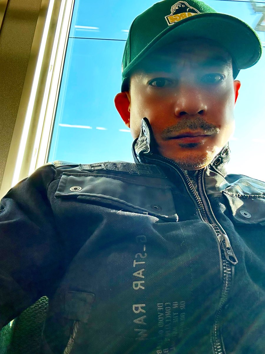 jangoool's tweet image. 出掛けるぜ
眠い顔