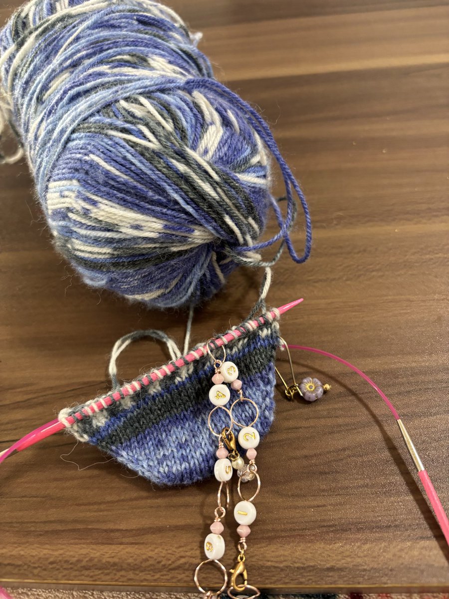 takapipi_3's tweet image. おはようございまっ😌かぎ針編み🧶が、あきたので棒針で😂
 #１年間で何足靴下編めるかチャレンジ