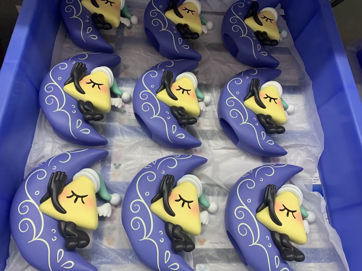 Shhhhh, he’s resting….

Production is wrapping up but there’s still time to pre-order the limited edition #GravityFalls Tri-Angels Collection before the site closes for the holidays

Only 500 sets were made and will begin to ship out early next year!

themysteryshack.com/products/the-t…