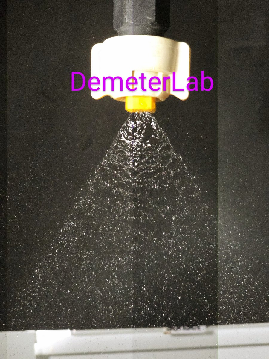 Caldo incompatible generación atomización incorrecta con gran fracción de gotas extremadamente finas origen de deriva (o bacteriosis, holcus o como le llamen).
Dudas? Consulte a su ingeniero de confianza