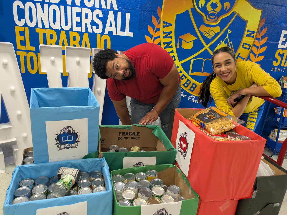 BlantonBruins's tweet image. Today was an amazing day! Starting off, we were able to donate Thanksgiving food to Pivot Church. We had so many students rep their houses and donate!!! We are so proud of our Bruins for making our community a better place. Acts of service and gratitude is the Bruin way! ❤️🖤💚💙