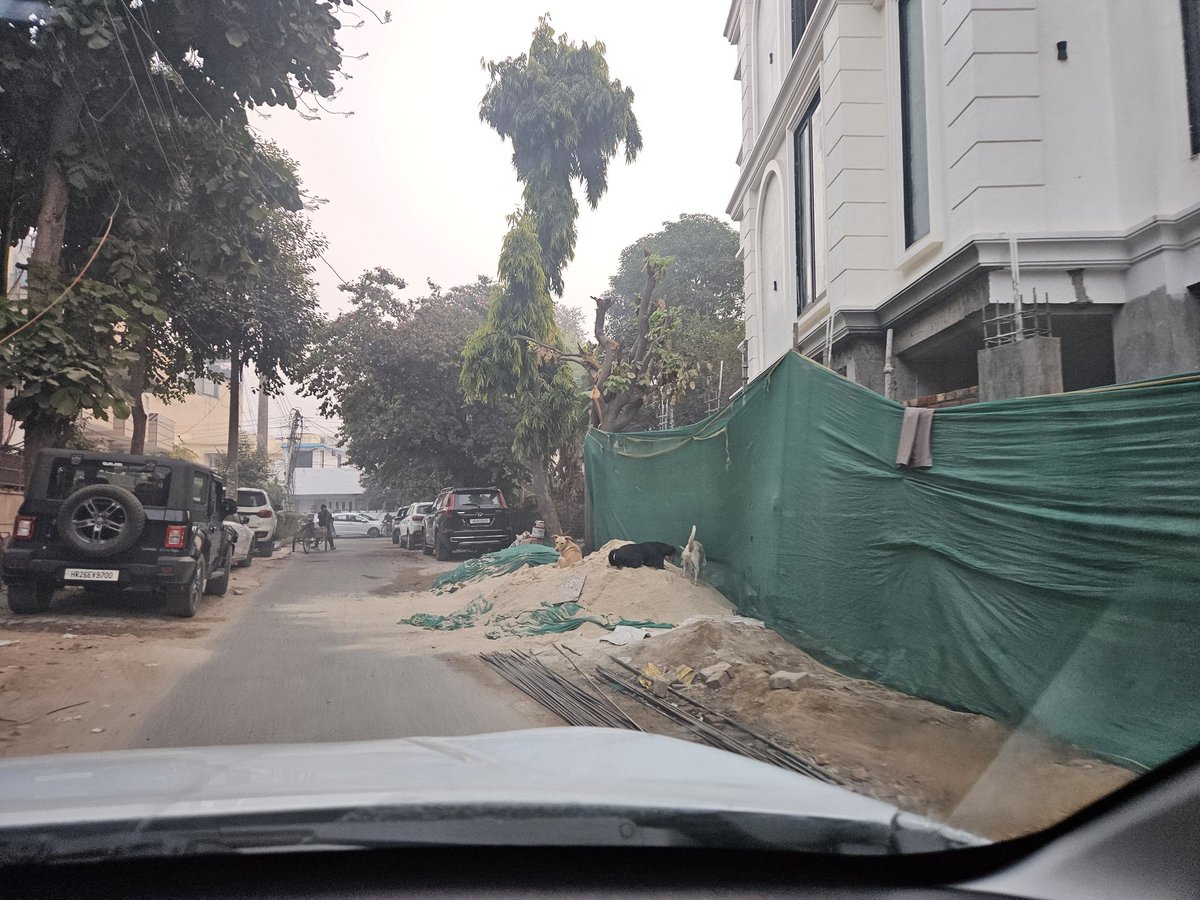 Rajkuma56192473's tweet photo. @bhadana @PMOIndia @moefcc Construction goes unabetd and unchecked in #sector14 #Gurugram . Can we request @CAQM_Official @cmohry to take note of the grim situation and ask @CPCB_OFFICIAL to crack down as @MunCorpGurugram @DC_Gurugram are a failure in such matters.Near DAV KG and senior wing school mostly. https://t.co/jgfvTzxO1p