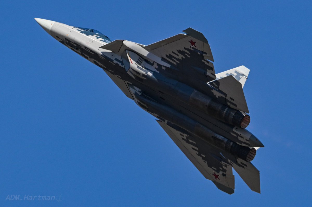 Gunny_SukumoHQ's tweet image. Su-57

ワイが🇮🇳で見た時もぐりんぐりん回って変態機動してたんだけど、演目は遠いし高いし、乾燥した🇮🇳じゃベイパーも出ないしで、写真で凄さを伝えるのがなかなか難しい飛行機だなって

自分の力不足を感じた(´・ω・`)

しっかし動画で見たらやっぱヤバいよなぁ