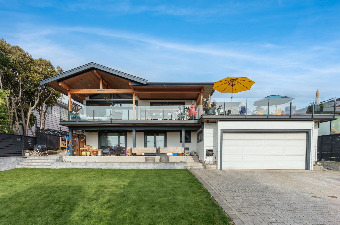 ✨ Before &amp; after transformation! We gave this home a full front and back renovation—modernizing the entry and adding a stunning balcony for outdoor living.
Built to last. Designed to love. 🏡🔨
#ShakespeareHomes #BeforeAndAfter #ExteriorRenovation #CustomHomes #NorthVancouver