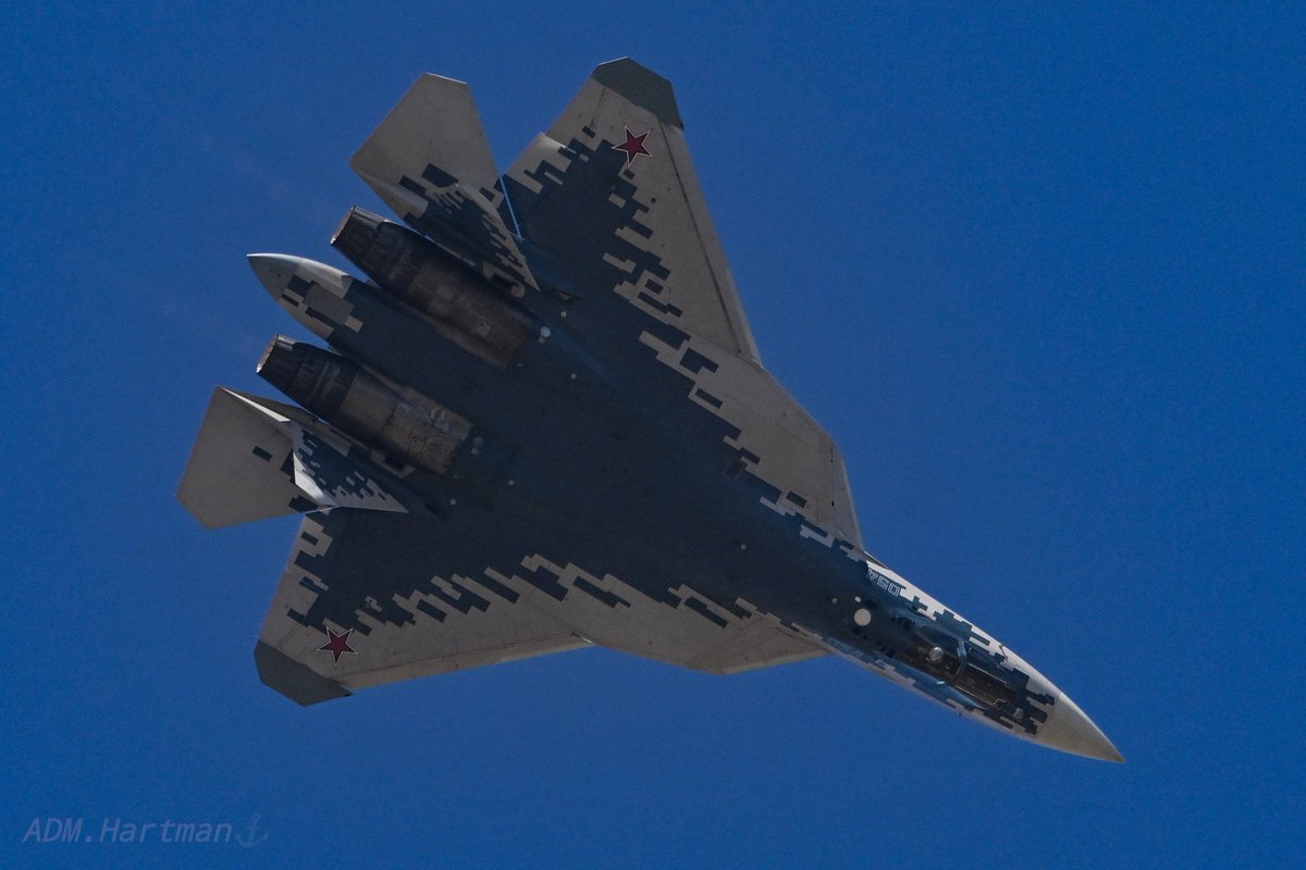 Gunny_SukumoHQ's tweet image. Su-57

ワイが🇮🇳で見た時もぐりんぐりん回って変態機動してたんだけど、演目は遠いし高いし、乾燥した🇮🇳じゃベイパーも出ないしで、写真で凄さを伝えるのがなかなか難しい飛行機だなって

自分の力不足を感じた(´・ω・`)

しっかし動画で見たらやっぱヤバいよなぁ