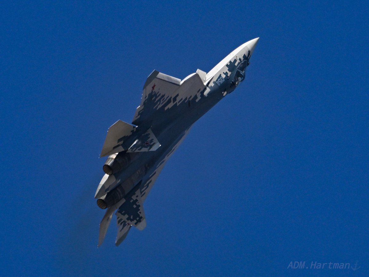 Gunny_SukumoHQ's tweet image. Su-57

ワイが🇮🇳で見た時もぐりんぐりん回って変態機動してたんだけど、演目は遠いし高いし、乾燥した🇮🇳じゃベイパーも出ないしで、写真で凄さを伝えるのがなかなか難しい飛行機だなって

自分の力不足を感じた(´・ω・`)

しっかし動画で見たらやっぱヤバいよなぁ